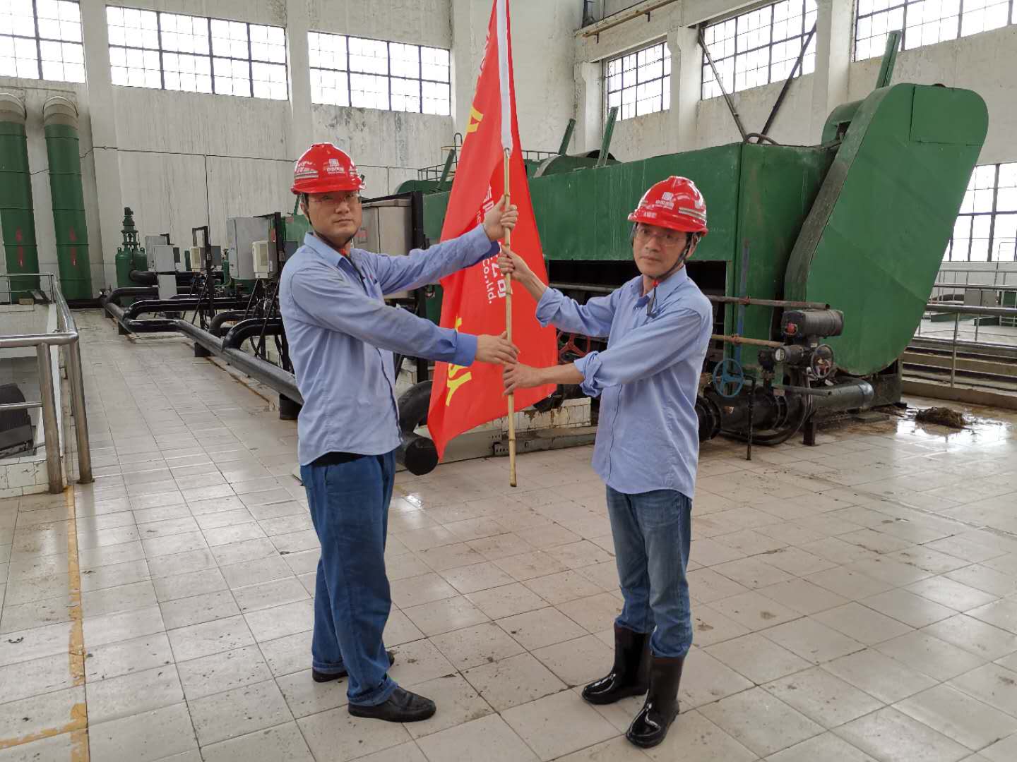 大唐石門(mén)發(fā)電公司讓黨旗在防汛救災(zāi)一線(xiàn)高高飄揚(yáng)