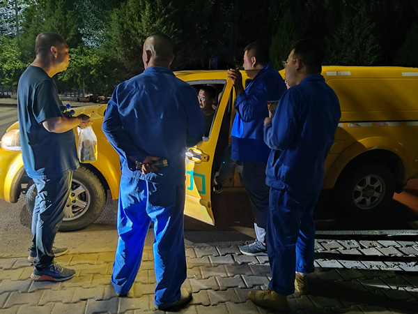 烏海市千里山供電公司千鋼供電所黑夜中的孤勇者，背抵黑暗守護光明