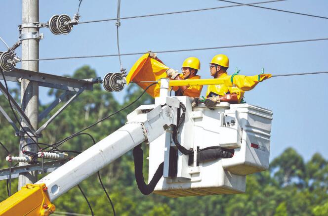 四川廣安：40攝氏度，他們帶電作業(yè)