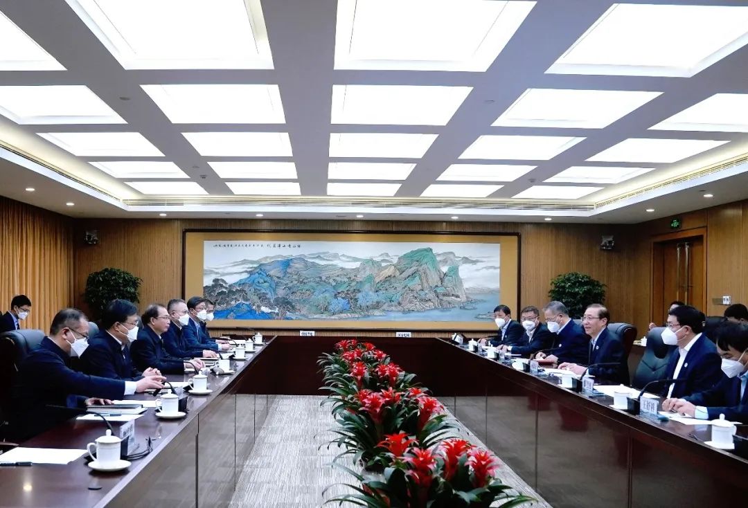 華電集團(tuán)董事長江毅、總經(jīng)理葉向東與國家電網(wǎng)董事長辛保安、總經(jīng)理張智剛舉行會談