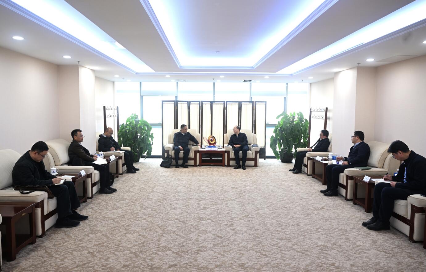 中國電建黨委常委、副總經(jīng)理徐鵬程與西藏開發(fā)投資集團(tuán)黨委書記、董事長祁騰武會(huì)談