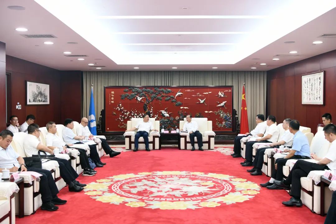江毅與廣西壯族自治區(qū)人民政府黨組成員、國資委黨委書記秦如培舉行會談