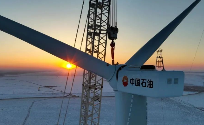 中國石油在建單體規(guī)模最大集中風(fēng)電項目——昂格55萬千瓦風(fēng)電項目首臺風(fēng)機成功吊裝！