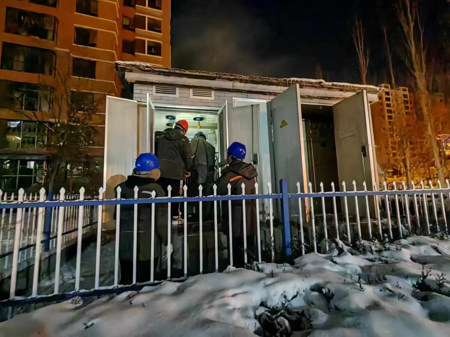 風(fēng)雪來襲入冬寒，電力搶修送溫暖