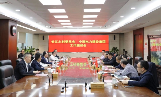 中國(guó)電建黨委書(shū)記、董事長(zhǎng)丁焰章與長(zhǎng)江水利委員會(huì)黨組書(shū)記、主任劉冬順會(huì)談