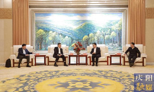 慶陽(yáng)市委書記黃澤元、市長(zhǎng)周繼軍與山東能源集團(tuán)黨委書記、董事長(zhǎng)李偉一行座談