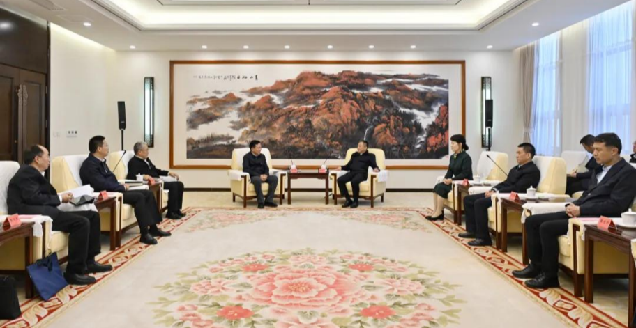 國(guó)家電投董事長(zhǎng)劉明勝、總經(jīng)理栗寶卿拜會(huì)內(nèi)蒙古自治區(qū)黨委書記孫紹騁、自治區(qū)主席王莉霞