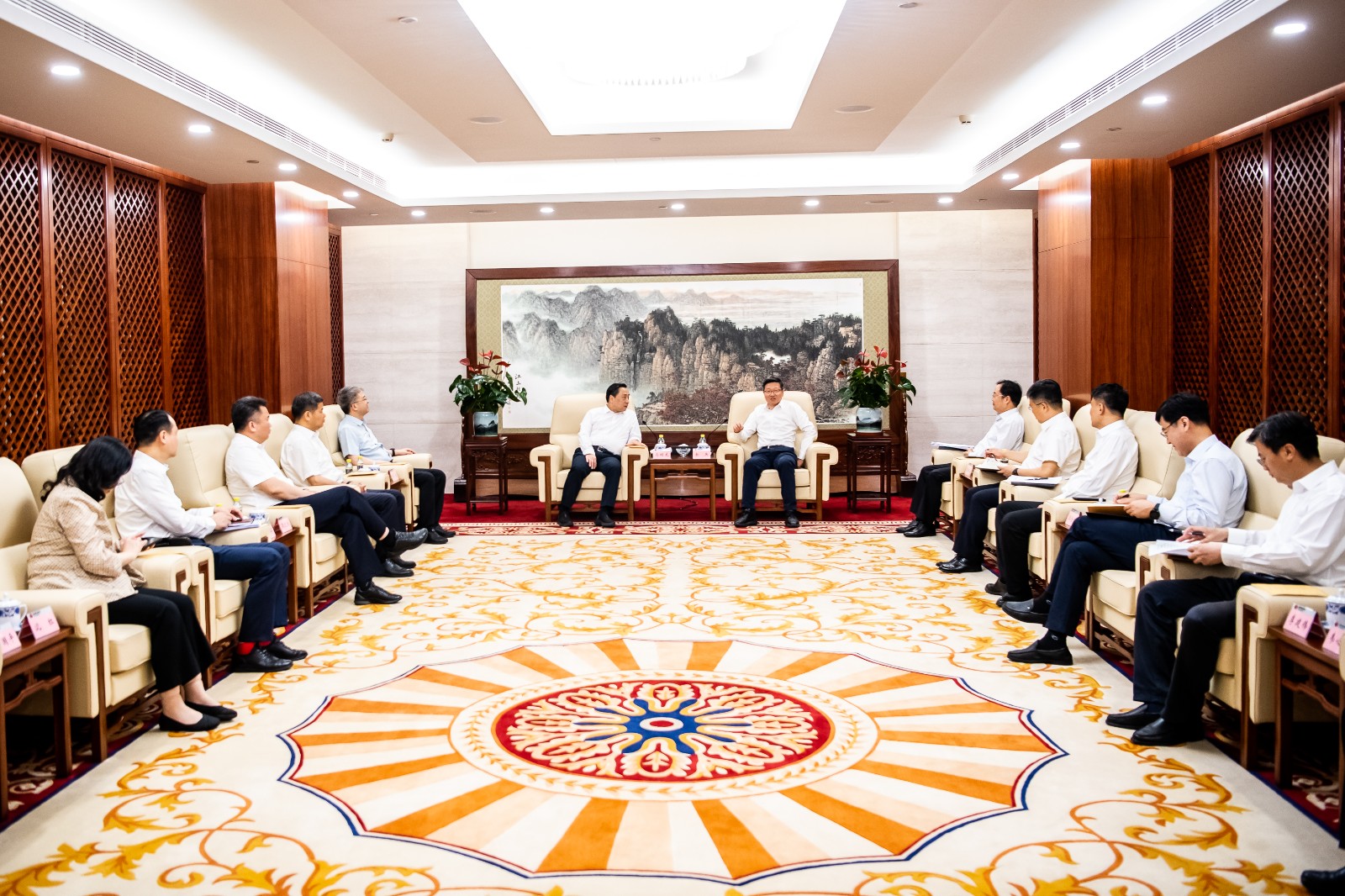 國(guó)家能源集團(tuán)公司總經(jīng)理、黨組副書(shū)記余兵會(huì)見(jiàn)鎮(zhèn)江市委書(shū)記馬明龍一行
