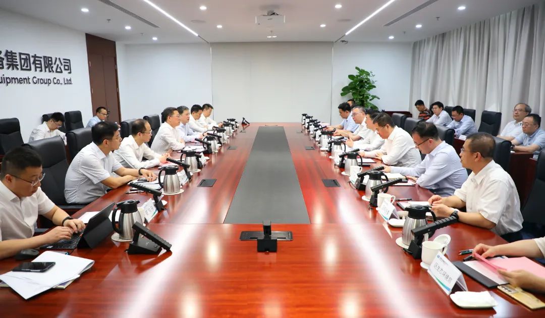 中國電氣裝備董事長李洪鳳、總經(jīng)理周群會(huì)見上海市靜安區(qū)委書記于勇