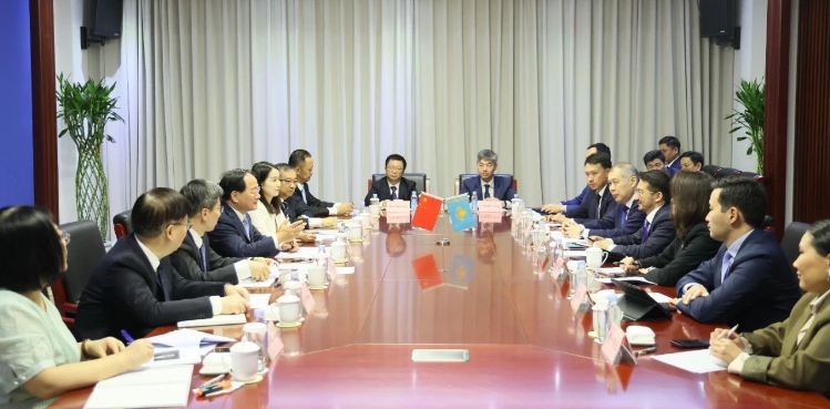金壯龍會見哈薩克斯坦數(shù)字發(fā)展、創(chuàng)新和航空航天工業(yè)部部長扎斯蘭·馬季耶夫