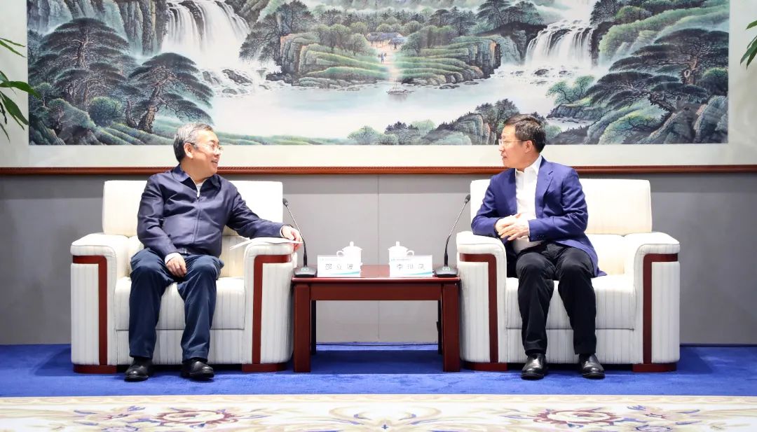 中國(guó)電氣裝備黨委書記、董事長(zhǎng)李洪鳳會(huì)見國(guó)家開發(fā)銀行戰(zhàn)略客戶部總經(jīng)理邵立波