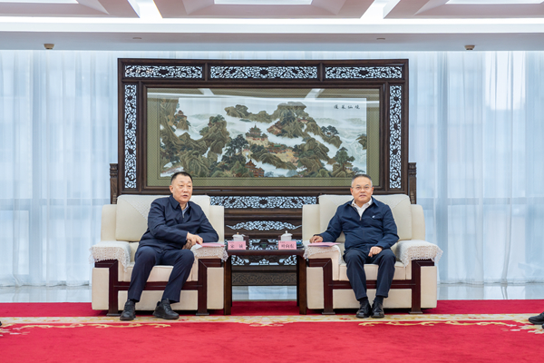 華電集團(tuán)黨組副書記、總經(jīng)理葉向東與遼寧省丹東市委書記宋誠(chéng)會(huì)談